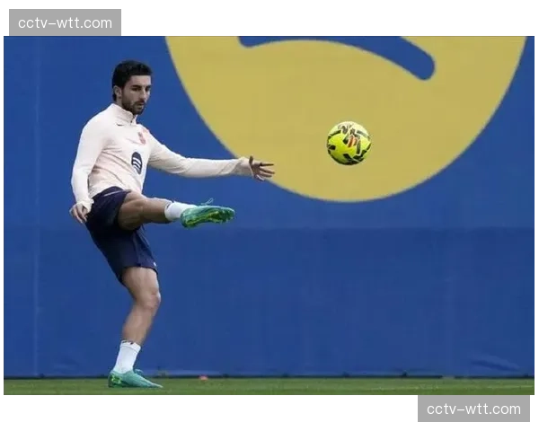 特写:受伤的巴萨前锋费兰-托雷斯在看台上紧张观战 特写:受伤的巴萨前锋费兰-托雷斯在看台上紧张观战