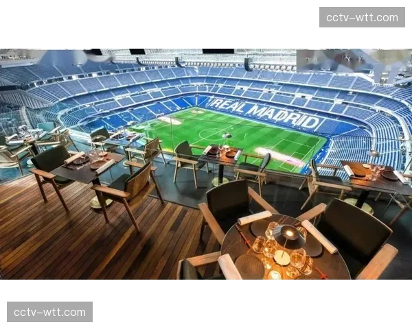 伯纳乌南看台打出抗议标语,要求俱乐部加大夏季引援投入 伯纳乌南看台打出抗议标语,要求俱乐部加大夏季引援投入